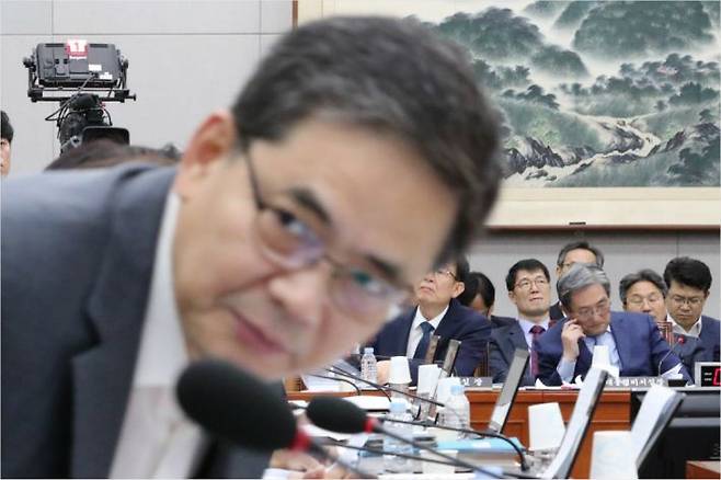 6일 국회에서 열린 운영위원회 전체회의에 참석한 자유한국당 곽상도 의원(왼쪽) (사진=연합뉴스 제공)