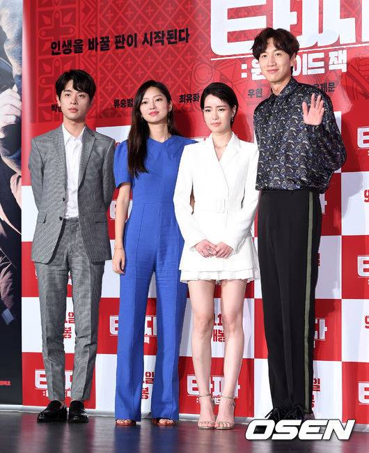 [OSEN=이대선 기자] 8일 서울 광진구 롯데시네마 건대입구에서 영화 ‘타짜: 원 아이드 잭’ 제작보고회가 열렸다. 배우 박정민, 최유화, 임지연, 이광수가 포토타임을 갖고 있다. /sunday@osen.co.kr