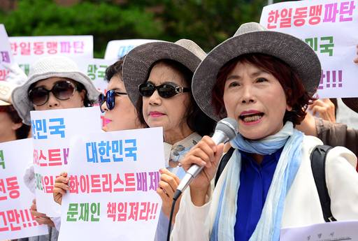 일본 아베 신조(安倍晋三) 총리에게 '사죄한다'는 발언으로 논란을 빚은 주옥순 엄마부대 대표가 회원들과 함께 8일 오전 서울 종로구 일본대사관 앞에서 "문재인은 망국적 반일 정책을 즉각 중단하라"고 구회를 외치며 기자회견을 갖고 있다.