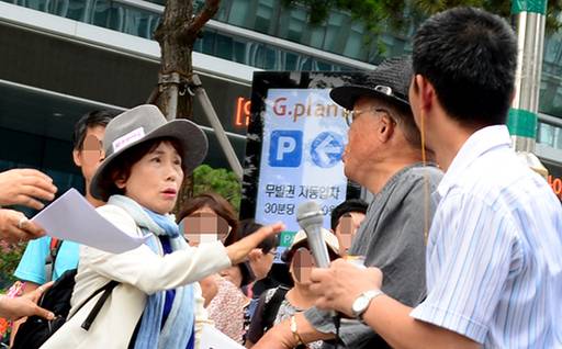 8일 오전 서울 종로구 구 일본대사관 인도 평화의 소녀상 앞에서 인터넷신문 '서울의 소리' 대표 백은종씨가 주옥순 엄마부대 대표를 향해 목소리 높여 항의하고 있다.