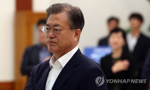 문 대통령, 국민경제자문회의 주재 (서울=연합뉴스) 한상균 기자 = 문재인 대통령이 8일 오전 청와대에서 열린 일본 수출규제 대책 논의를 위한 국민경제자문회의에서 국민의례를 하고 있다. 2019.8.8 xyz@yna.co.kr