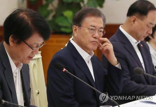 고심하는 문 대통령 (서울=연합뉴스) 한상균 기자 = 문재인 대통령이 8일 오전 청와대에서 열린 국민경제자문회의에서 이제민 자문회의 부의장의 인사말을 듣고 있다. 2019.8.8 xyz@yna.co.kr
