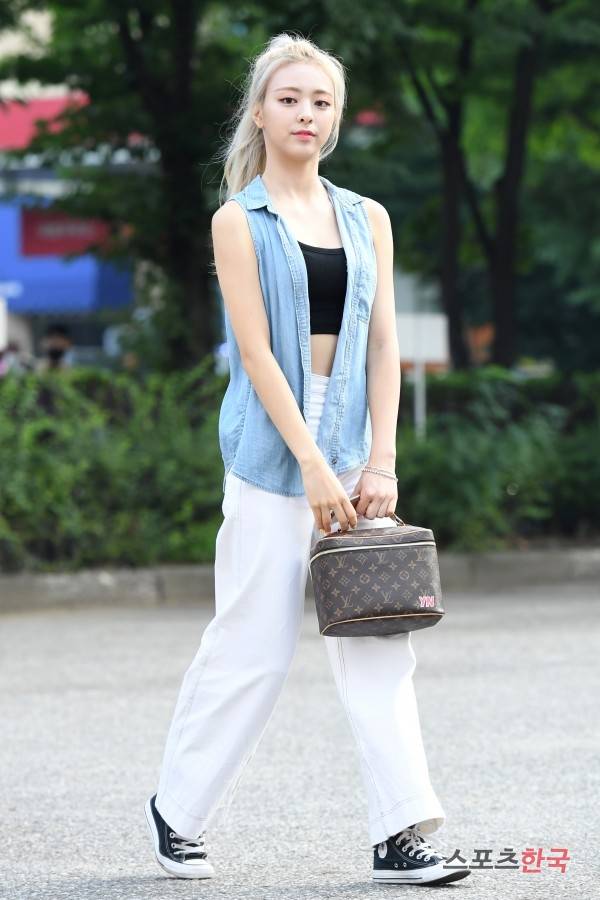 '뮤직뱅크' 리허설에 참석하기 위해 출근하고 있는 있지 유나. 사진=조은정 기자 new@hankooki.com