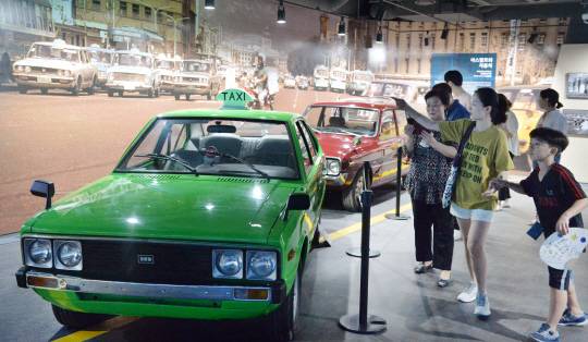 8일 서울 노원구 서울생활사박물관에 전시된 1970년대 국산 자동차 ‘포니 택시’와 ‘브리사’를 관람객들이 둘러보고 있다.    김낙중 기자 sanjoong@