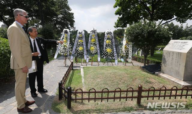 【서울=뉴시스】박미소 기자 = 김동진 헐버트박사기념사업회장이 9일 오전 서울 마포구 양화진외국인선교사묘원 내 100주년선교기념관에서 열린 호머 헐버트(Homer Bezaleel Hulbert) 박사 70주기 추모식에 앞서 주한미국대사관 미첼 모스 공보공사참사관에게 호머 헐버트의 묘소를 안내하고 있다. 2019.08.09. misocameran@newsis.com