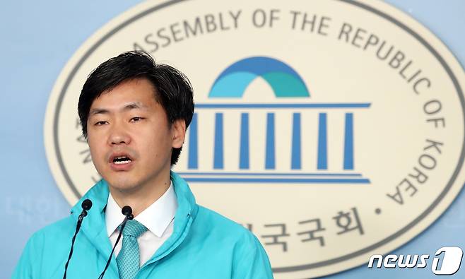 이종철 바른미래당 대변인이 18일 서울 여의도 국회 정론관에서 '영영 괴물집단 자유한국당'이라는 제목의 논평을 하고 있다. 2019.7.18/뉴스1 © News1 김명섭 기자