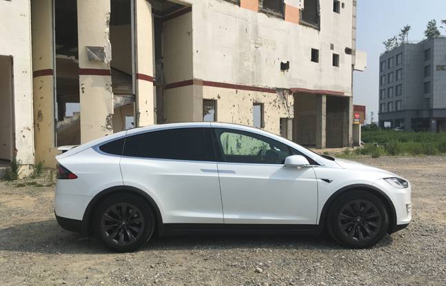 충남 당진의 한 폐건물 앞에 멈춰선 테슬라 모델X. 크기를 비교할 만한 대상이 없으면 아담한 사이즈의 크로스오버 차량 같지만 사실은 현대차 팰리세이드보다 덩치가 크다. ⓒ데일리안 박영국 기자