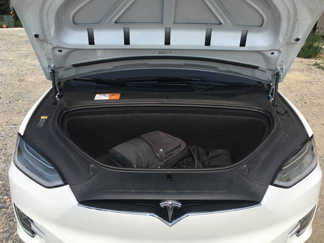 테슬라 모델X의 후드를 개방한 모습. 배터리와 모터 등 구동부품은 대부분 차체 하부에 장착돼 있고, 후드 아래로는 별도의 트렁크 공간을 제공한다. ⓒ데일리안 박영국 기자