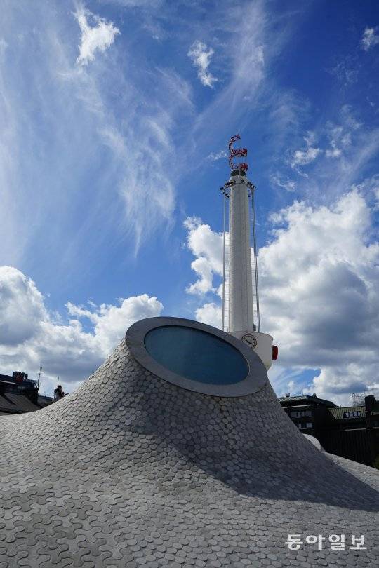 아모스 렉스 미술관으로 1930년대 만들어진 빌딩과 광장의 모습을 그대로 살린채 하얀색 타일을 붙인 기하학적인 돔 형태의 구조물들을 새로 만들어 독특한 외관을 자랑한다. 유럽에서 가장 눈에 띄는 예술가들의 작품 전시로 개장 몇 주 만에 1만 여명의 사람들을 불러 모았다. 전시 작품을 보는 재미도 있지만 미술관 자체를 보는 즐거움이 크다.