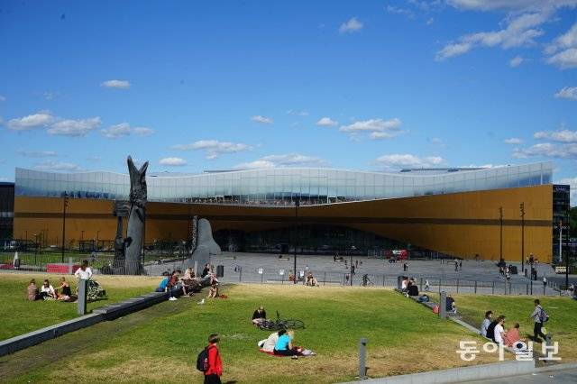 지난해 문을 연 오디 도서관에서는 누구나 책을 빌리거나 잡지를 읽고, 점심을 먹고, 영화를 보고, 게임을 하거나, 음악을 만들 수 있다. 복합문화공간에 가깝다. 분위기도 자유스럽다. 열람실에서 아이들이 큰 소리로 떠들거나, 누워서 책을 읽어도 누구 하나 개의치 않는다.