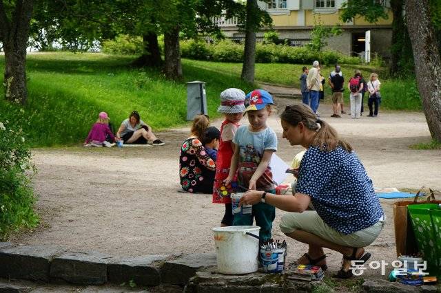 유네스코 세계문화유산인 수오멘린나 요새는 오랜 세월에 걸쳐 헬싱키 지역을 방어한 군사 유적지다. 헬싱키 시민들이 소풍을 많이 오는 곳으로 햇빛이 비치는 잔디에 앉아 여유롭게 쉬고 있는 사람들을 쉽게 볼 수 있다. 여름에는 해변에서 수영을 즐길 수도 있다.