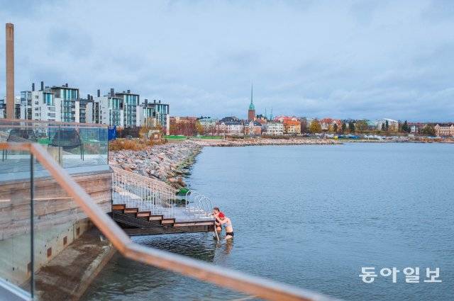 헬싱키 앞바다에 위치한 대중 사우나인 뢰일리는 나무로 외관을 덮은 외관부터 마음이 편해진다. 예약과 수영복이 필수다. 바다와 맞닿아 있어 사우나를 하다 바다에 들어가 몸을 식힐 수 있다.