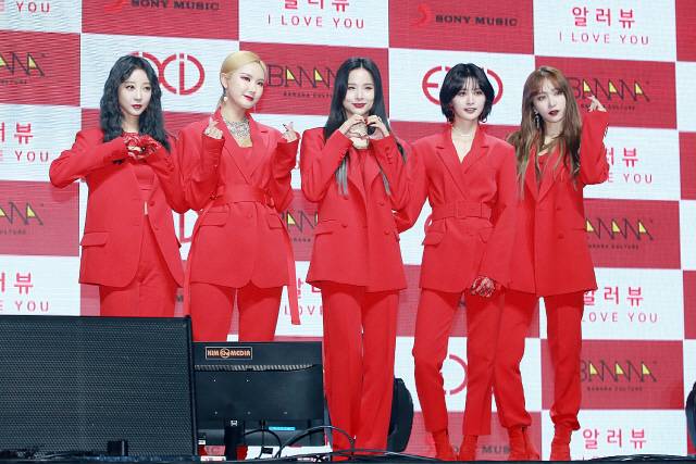 지난해 11월 EXID(이엑스아이디) 멤버 혜린, LE, 솔지, 정화, 하니가 싱글앨범 ‘알러뷰’ 쇼케이스에 참석해 포토타임을 갖고 있는 모습. EXID는 직캠이 아이돌의 운명을 바꾼 대표적 사례다. /서울경제DB