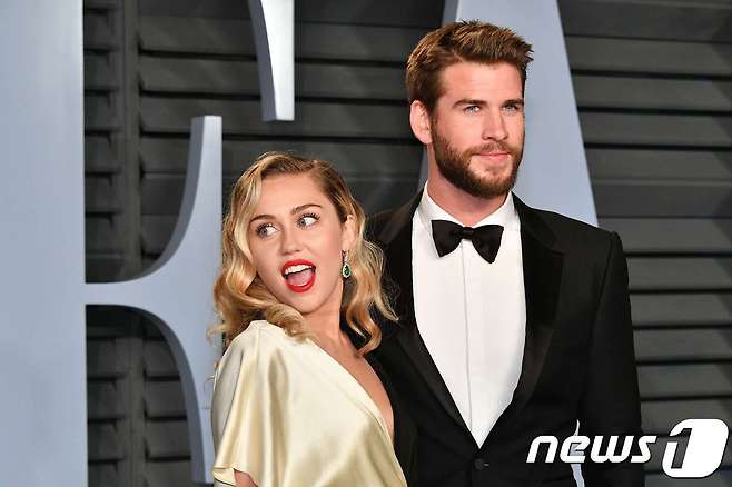 마일리 사이러스(왼쪽)와 리암 헴스워스 © AFP=뉴스1