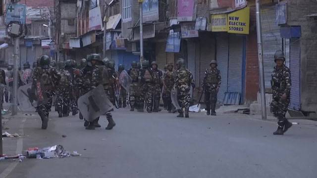 인도 군병력이 통제하고 있는 카슈미르 거리