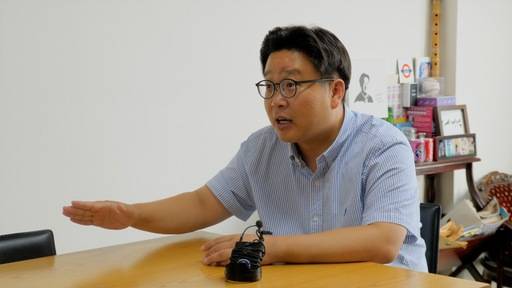 지난 5일 성신여대 연구실에서 만난 서경덕 성신여대 교수는 “방탄소년단이 독도경비대에서 군 복무를 하는 방안이 독도를 알리는 데 좋은 아이디어라고 생각한다”며&nbsp;“다만 그럴 경우 방탄소년단이 정치적인 행동을 한 것으로 여겨지기 때문에, 가수로서&nbsp;활동에 제약을 받을 수 있다는 점에서 많은 고민이 필요하다”고 밝혔다.&nbsp;