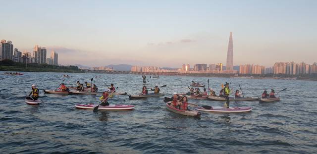 서울시민들이 한강 수상놀이터에서 수상레저를 즐기고 있다. /사진제공=서울시