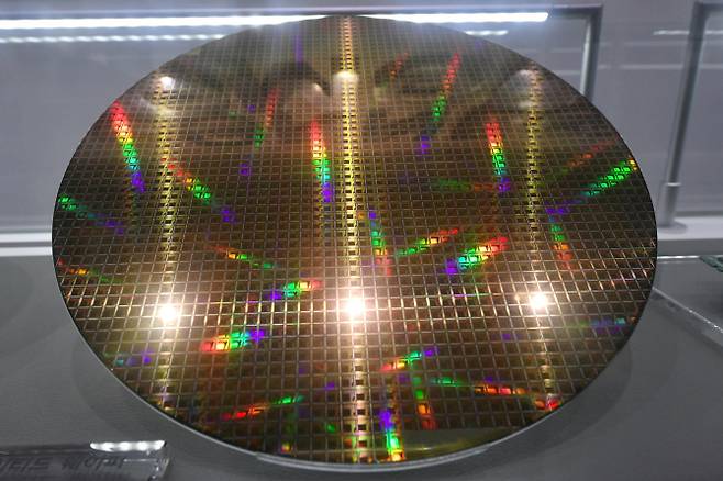 △ 2019년 8월 2일 서울에서 열린 삼성전자이 쇼룸에 전시된 가공된 웨이퍼  [사진=AFP제공]