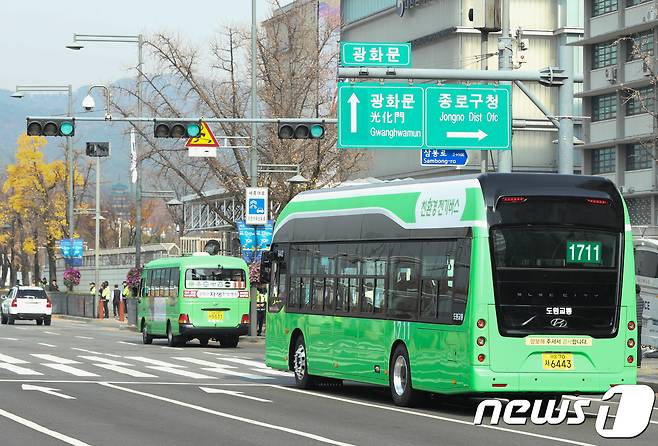 2018년 11월15일 오전 서울 세종대로 광화문네거리 인근에 서울시 최초 전기시내버스가 운행되고 있다.. 2018.11.15/뉴스1 © News1 신웅수 기자