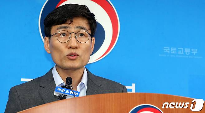 이문기 국토교통부 주택토지실장이 12일 정부세종청사 국토부 기자실에서 '민간택지 분양가 상한제 적용기준 개선 추진' 방안을 설명 하고 있다. 국토부는 이르면 올해 10월 초까지 '주택법 시행령'을 개정해 민간택지에 분양가 상한제 적용 준비를 완료하겠다고 밝혔다. 또한 소비자 보호를 위한 분양가상한제 실효성을 강화하고 후분양 건축공정 기준을 강화하겠다고 설명했다. 2019.8.12/뉴스1 © News1 장수영 기자