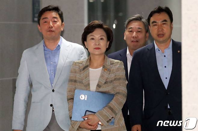 김현미 국토교통부 장관이 12일 서울 여의도 국회에서 열린 민간택지 아파트 분양가 상한제 시행을 위한 비공개 당정협의회에 의원들과 함께 참석하고 있다. 2019.8.12/뉴스1 © News1 김명섭 기자