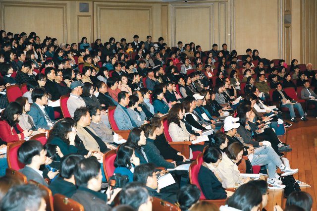 올 4월 20일 한양대 서울캠퍼스 백남음악관에서 열린 ‘2020 전형계획 설명회’에 참석한 수험생 및 학부모들. 이날 한양대 측은 2000여 수험생과 학부모들을 대상으로 ‘일대일’ 입학 상담도 벌였다. 한양대 제공