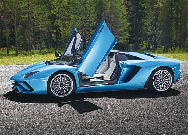 가윗날이 교차하는 모양으로 열리는 람보르기니 ‘아벤타도르’의 문. 사진 람보르기니