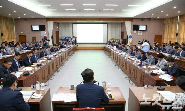 12일 오후 경기도청 신관 4층 제1회의실에서 이재명 경기도지사와 이화순 행정2부지사, 이화영 평화부지사, 실·국장, 직속 기관장·사업소장 및 과장급 공무원 등이 참석한 가운데 '2019년 8월 확대간부회의'가 열리고 있다. (사진=경기도 제공)