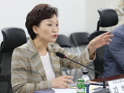 김현미 국토교통부 장관이 12일 오전 민간택지 분양가 상한제 개선 방안을 논의하는 당정협의에 참석해 의원들과 대화하고 있다. 연합뉴스