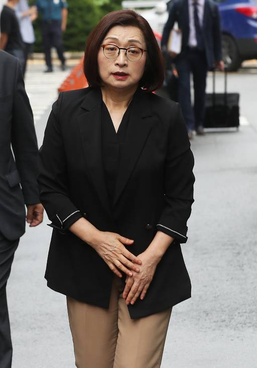 정치자금법 위반 혐의로 불구속 기소된 은수미 경기 성남시장이 12일 오후 경기도 성남시 수원지법 성남지원에서 열린 4차 공판에 출석하고 있다. 연합뉴스