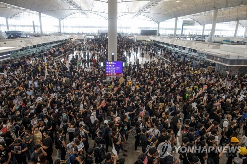 홍콩공항 점령한 송환법 반대 시위대…여객기 운항 전면 중단 (홍콩 로이터=연합뉴스) '범죄인 인도 법안'(송환법)에 반대하는 홍콩 시위대가 12일 홍콩 국제공항 출국장에 모여 시위를 벌이고 있다. 이날 수천 명의 시위대가 홍콩 국제공항에 몰려 연좌시위를 벌이면서 여객기 운항이 전면 중단됐다.