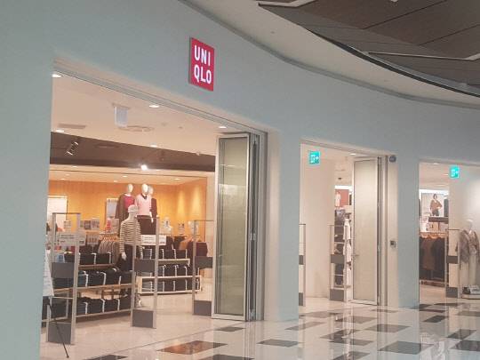 지난 12일 서울 여의도 IFC몰에 위치한 유니클로의 썰렁한 모습. 이날 오후 6시 유니클로를 찾은 손님은 4~5명에 불과했다.     김민주기자