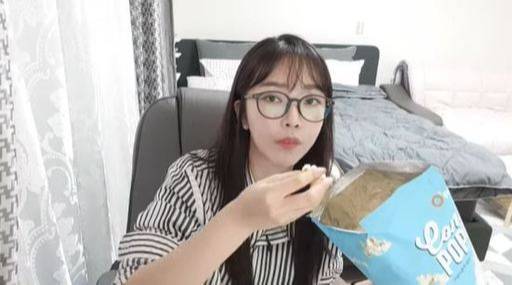 배우 겸 가수 배슬기가 지난 10일 유튜브 방송 ‘TV배슬배슬기’에서 자신의 첫 성관계에 대해 말하고 있다. 사진=유튜브 캡처