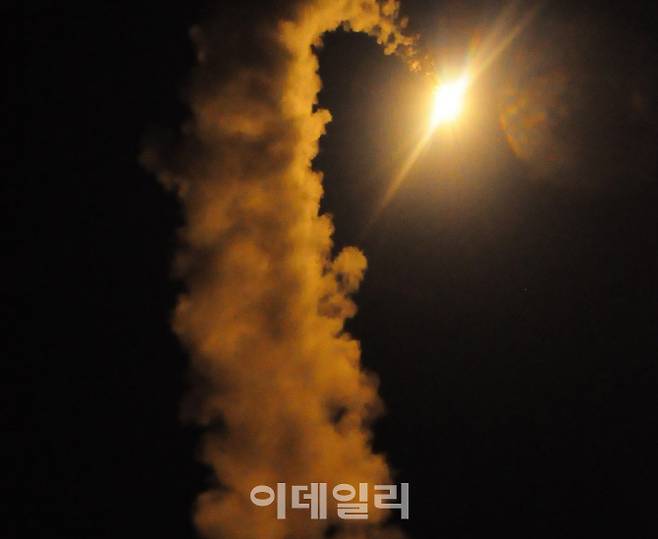 지난 2017년 11월 29일 새벽 북한의 탄도미사일 도발에 대응해 동해상 우리 해군의 이지스구축함에서 해성-II가 발사되고 있다. 당시 북한의 도발 원점과 똑같은 거리의 해상에 목표 지점을 설정해 실시한 지·해·공 합동 정밀타격훈련에서 이 해성-II 함대지 미사일은 육군 미사일부대에서 발사한 현무-II 지대지 미사일 및 공군 KF-16에서 발사한 스파이스-2000 공대지 미사일과 동시에 목표지점에 탄착했다. [사진=해군]