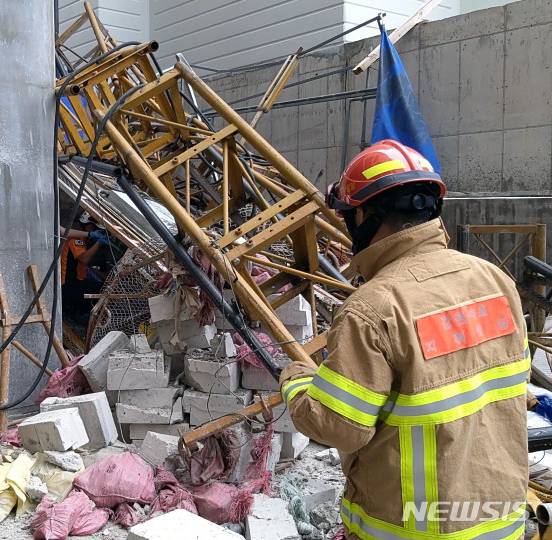 【속초=뉴시스】김경목 기자 = 강원 속초소방서 소방관들이 14일 오전 8시28분께 속초시 조양동 S 브랜드 신축 아파트 공사현장에서 작업자용 엘리베이터가 추락해 3명이 숨지고 3명이 중경상을 당한 인부들을 구조하고 있다. 2019.08.14. (사진=속초소방서 제공)photo@newsis.com