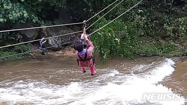 【고성(강원)=뉴시스】김경목 기자 = 제10호 태풍 크로사의 영향으로 많은 비가 내린 15일 오전 강원 고성군 토성면 원암리 미시령계곡에서 고립된 등산객이 속초소방서 구조대의 도움을 받아 구조되고 있다. 2019.08.15. (사진=속초소방서 제공) photo@newsis.com