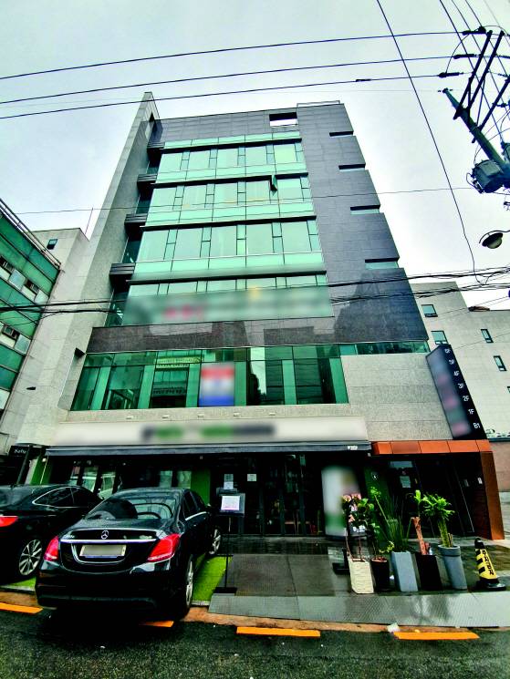 코링크PE가 이달 본사 주소지로 등기한 서울 강남구 역삼동의 빌딩 외관. 서울경제 확인 결과 이 펀드는 신고된 주소지에 위치하지 않았다. /사진=조권형기자