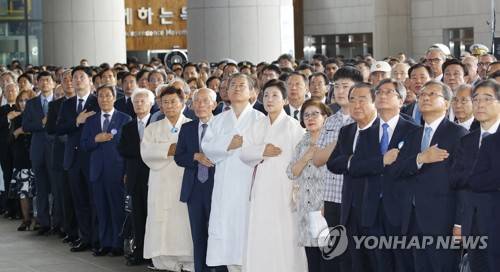 광복절 경축식, 국기에 경례하는 문 대통령 (천안=연합뉴스) 배재만 기자 = 문재인 대통령이 15일 오전 천안 독립기념관 겨레의 집에서 열린 제74주년 광복절 경축식에서 국기에 경례하고 있다. scoop@yna.co.kr