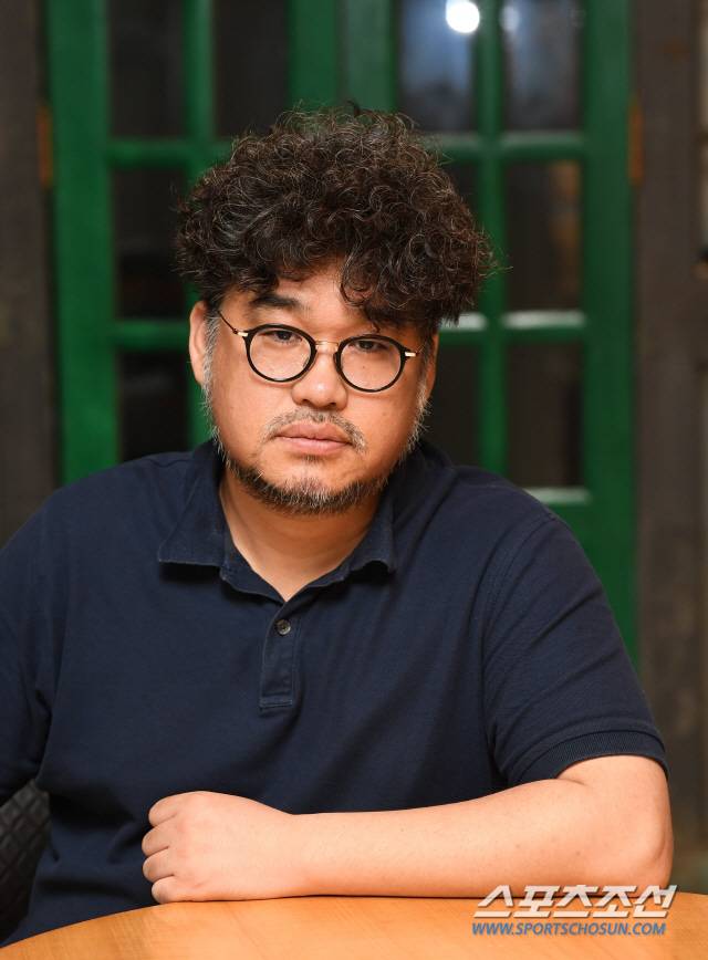 영화 '변신'의 김홍선 감독이 16일 서울 삼청동의 한 카페에서 진행된 인터뷰에 앞서 포즈를 취하고 있다. 영화 '변신'은 사람의 모습으로 변신하는 악마가 가족 안에 숨어들며 벌어지는 기이하고 섬뜩한 사건을 그린 공포 스릴러다.  삼청동=허상욱 기자 wook@sportschosun.com/2019.08.16/