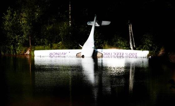 노르웨이의 첫 전기비행기 '알파 일렉트로 G2'가 14일 아렌달의 한 호수에 추락했다.[로이터=연합뉴스]