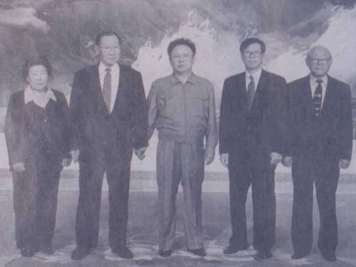 정주영 전 현대그룹 명예회장이 1998년 10월 방북했을 때 김정일 위원장과 만나 찍은 사진. 왼쪽 2번째부터 정 전 명예회장, 김 위원장, 정몽헌 전 현대아산&nbsp;이사회 회장. 세계일보 자료사진