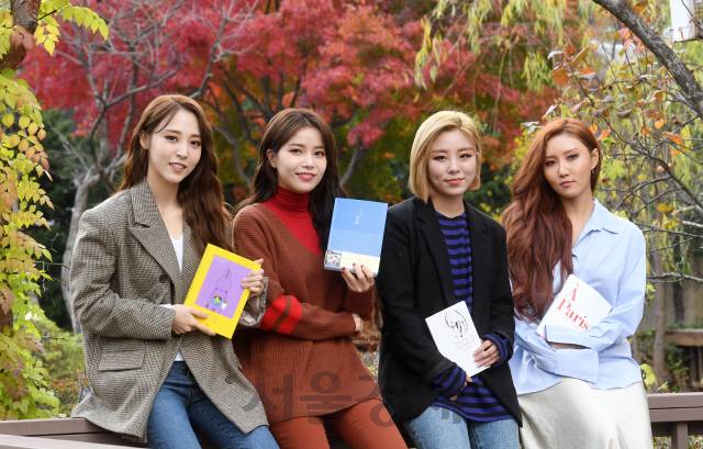 스타의 서재 그룹 마마무. 문별(왼쪽부터), 솔라, 휘인, 화사.