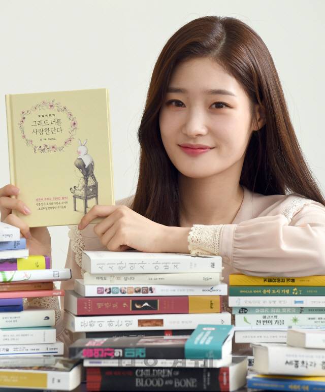 걸그룹 다이아의 멤버 정채연은 답답할 때, 인생이 마음대로 안 될 때 책을 찾는다고 말한다./이호재기자