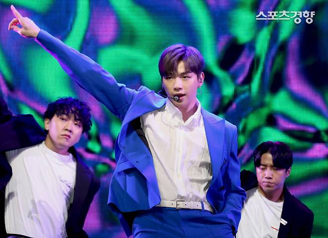 가수 강다니엘이 25일 광진구 예스24 라이브홀에서 열린 솔로 데뷔앨범 <컬러 온 미> 발매 기념 쇼케이스에서 타이틀곡 ‘뭐해’를 부르고 있다. /박민규 선임기자