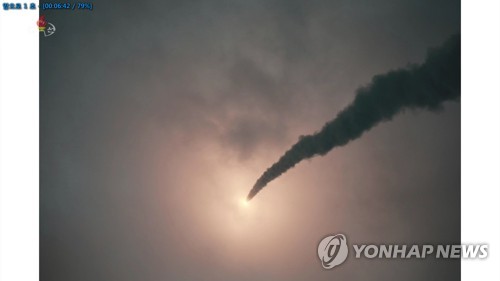 북한 TV, 함흥 '새 무기 시험사격' 현장 공개 [자료사진, 조선중앙TV]