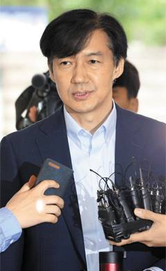 조국 법무부 장관 후보자가 16일 오전 서울 종로구에 있는 인사청문회 준비 사무실로 출근하며 취재진과 말을 주고받고 있다. /남강호 기자