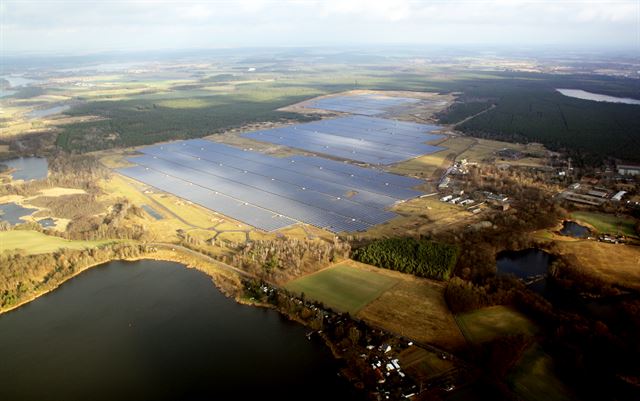 한화큐셀이 독일 브란덴부르크에 2012년에 건설한 태양광 발전소. 한화큐셀 제공