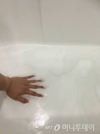 수도꼭지를 절반만 들어올리고, 필요한 만큼만 물을 써서 샤워했더니 쓰는 양이 훨씬 줄었다./사진=남형도 기자