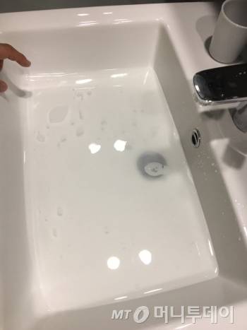 고작 양치질 한 번에 썼던 물의 양이다. 눈으로 보기 위해 마개를 잠가봤다. 입에서 뿜어져 나온 거라 색깔이 좀 탁하다. 아까운 물이다./사진=남형도 기자