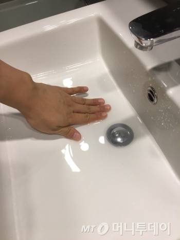 양치컵을 쓰면, 물의 양이 이렇게 줄어든다. 쓰는 족족 흘러내려 가서 몰랐을 뿐이다./사진=남형도 기자 오른손